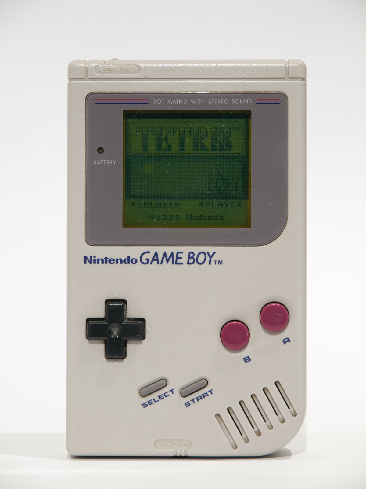 Game Boy clássico com o ecrã do Tetris ligado, um dos videojogos mais vendidos de sempre