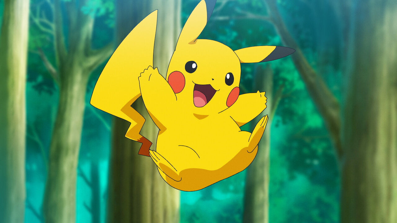 Pikachu a saltar alegremente numa floresta, imagem oficial do aníme Pokémon