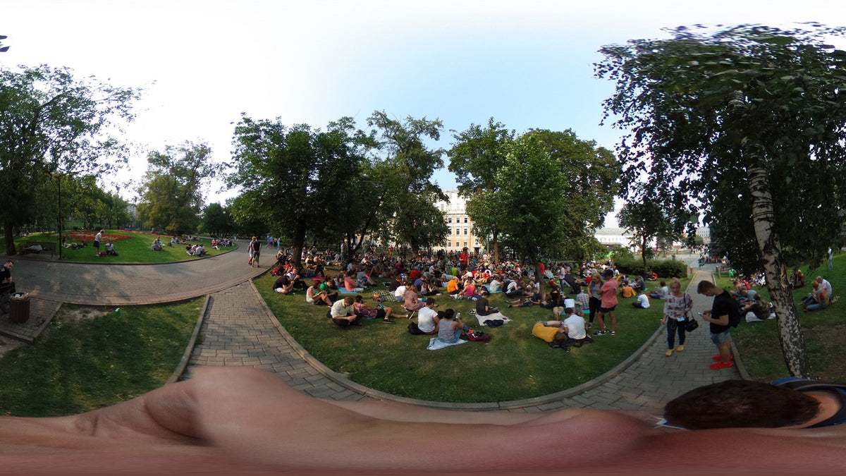Multidão a jogar Pokémon GO junto a um ponto de lure em 2016, ano do lançamento do jogo