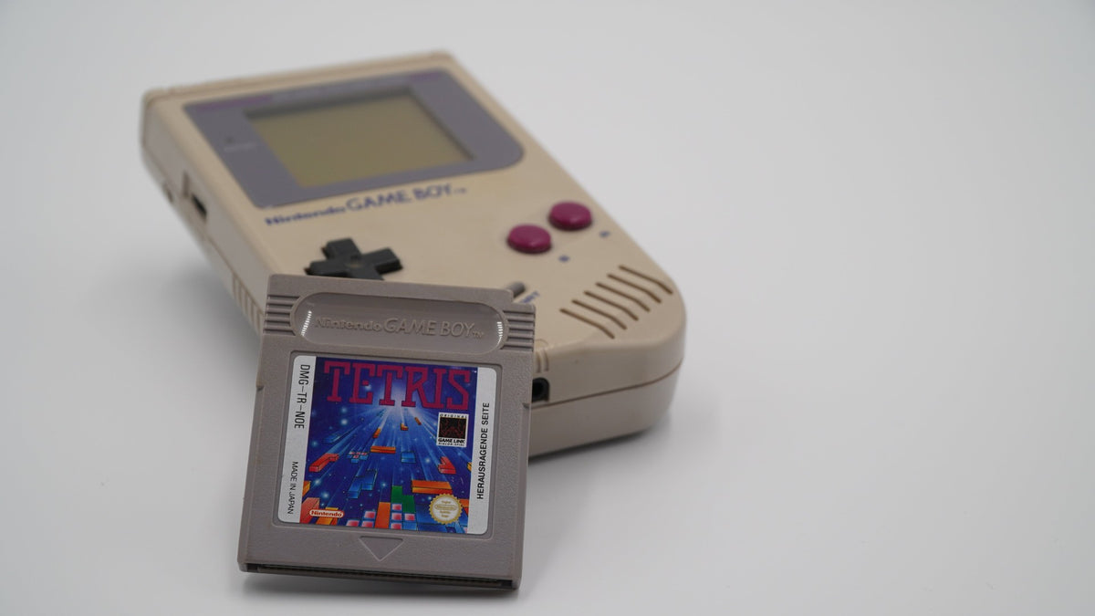 Consola Game Boy clássica a mostrar o jogo Tetris no ecrã