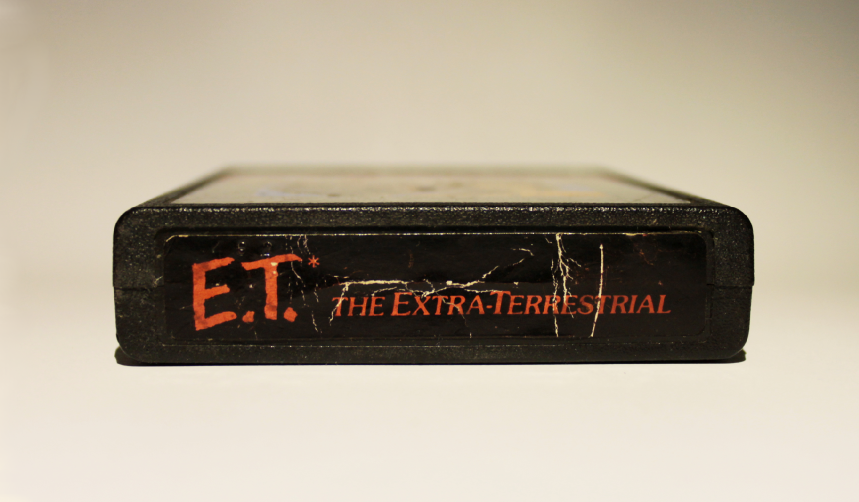 Cartucho do jogo E.T. the Extra-Terrestrial da Atari, o pior jogo da história dos videojogos