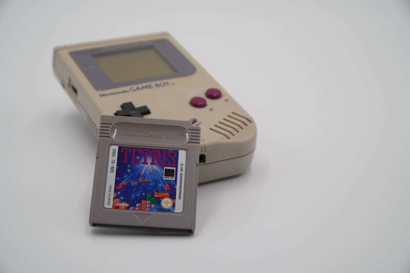 Consola Game Boy clássica a mostrar o jogo Tetris no ecrã