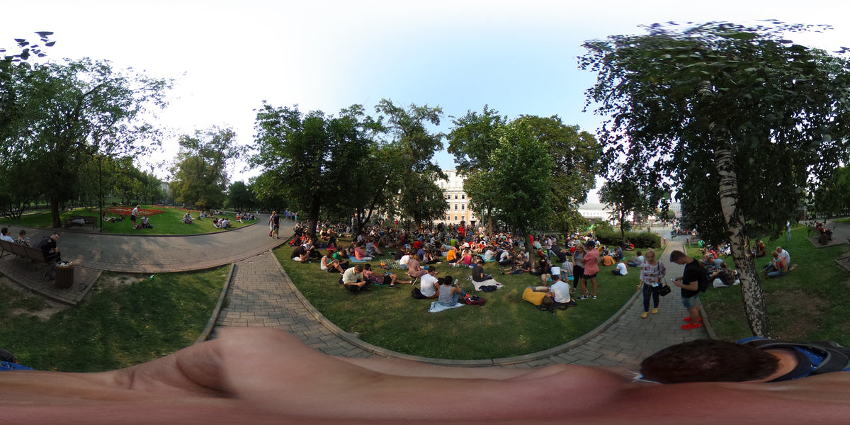 Multidão a jogar Pokémon GO junto a um ponto de lure em 2016, ano do lançamento do jogo