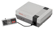 Consola Nintendo Entertainment System (NES) com comando, a plataforma onde nasceram os recordes de Super Mario