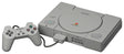 PlayStation original com o comando, a consola cujo som de arranque se tornou um dos mais reconhecidos dos videojogos