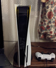 Consola PlayStation 5 com comando DualSense, geração atual antes da chegada da PS6