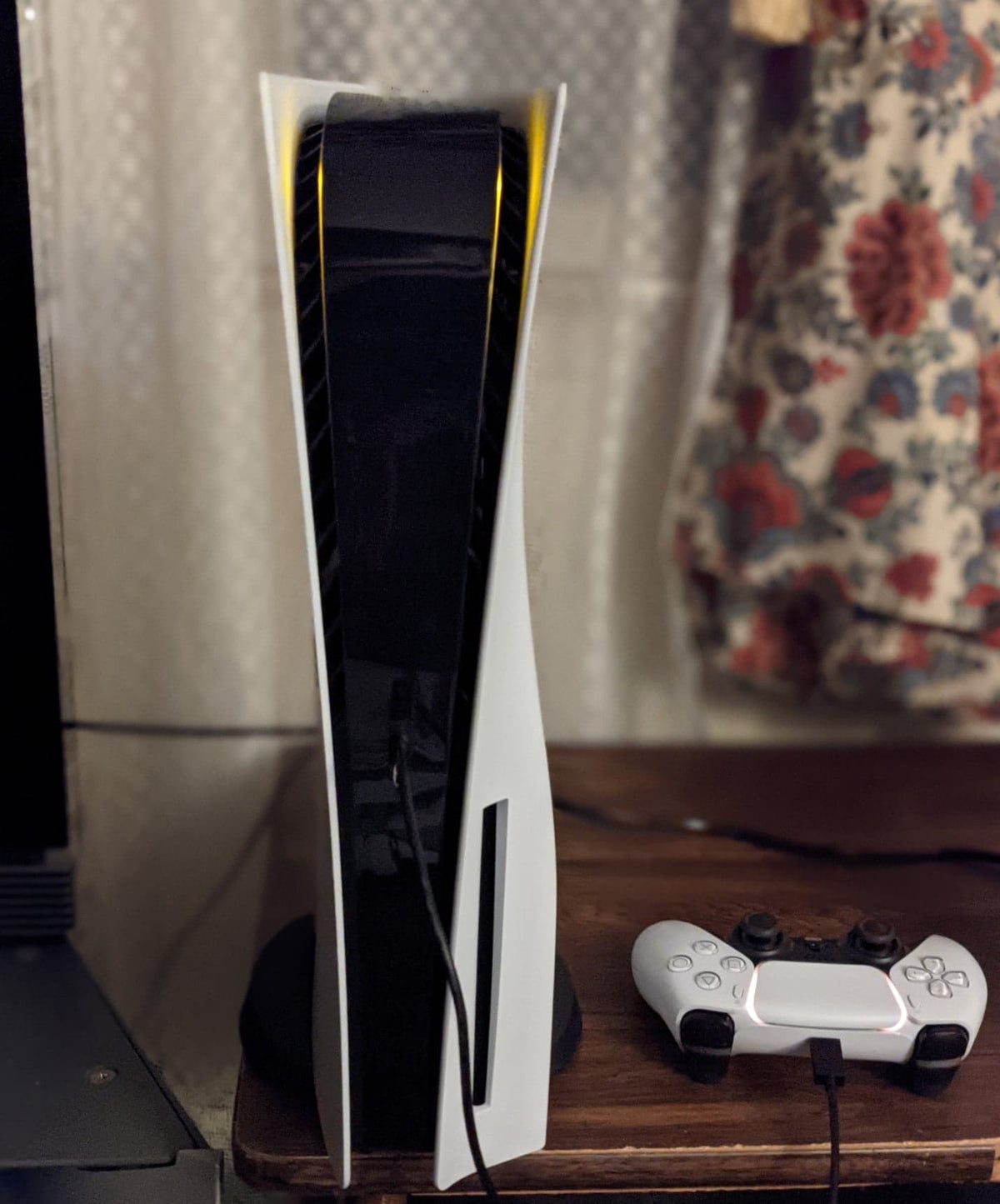 Consola PlayStation 5 com comando DualSense, geração atual antes da chegada da PS6