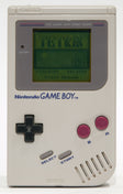 Game Boy original a mostrar o jogo Tetris, um dos jogos mais vendidos de sempre