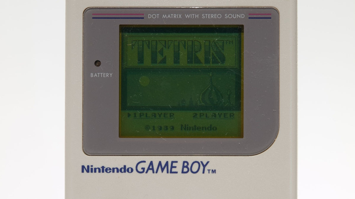 Game Boy clássico com o ecrã do Tetris ligado, um dos videojogos mais vendidos de sempre
