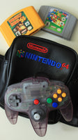 Cartucho e comando retro de Nintendo, símbolo dos clássicos que fazem anos em 2026