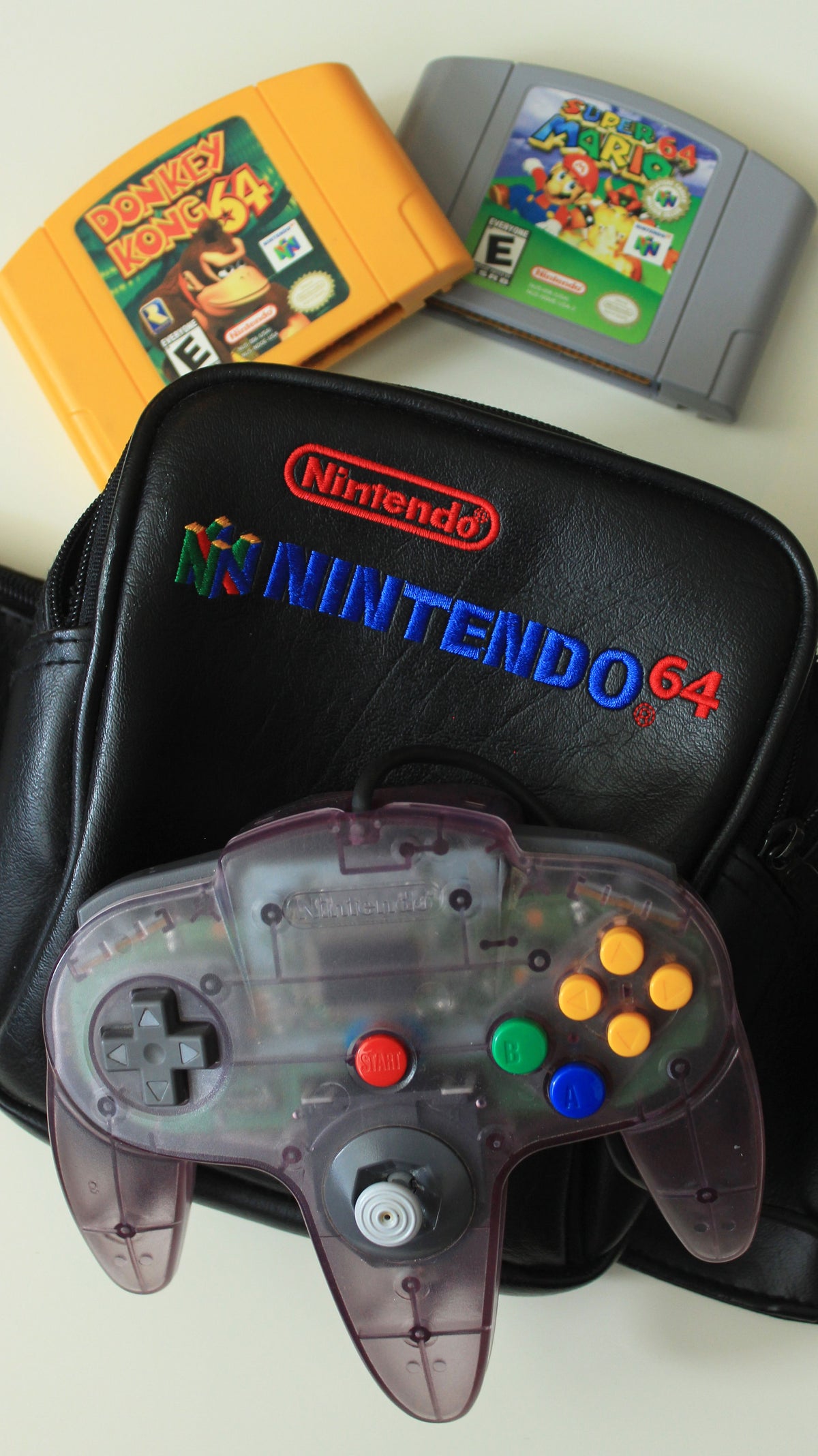 Cartucho e comando retro de Nintendo, símbolo dos clássicos que fazem anos em 2026