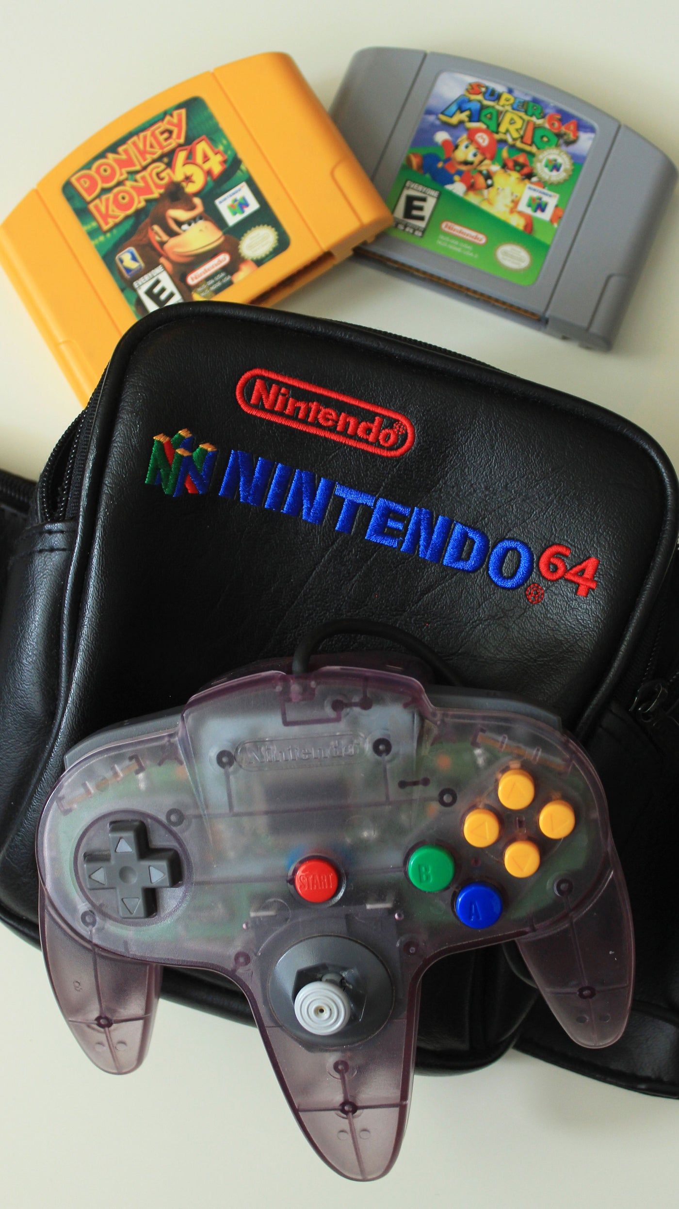 Cartucho e comando retro de Nintendo, símbolo dos clássicos que fazem anos em 2026
