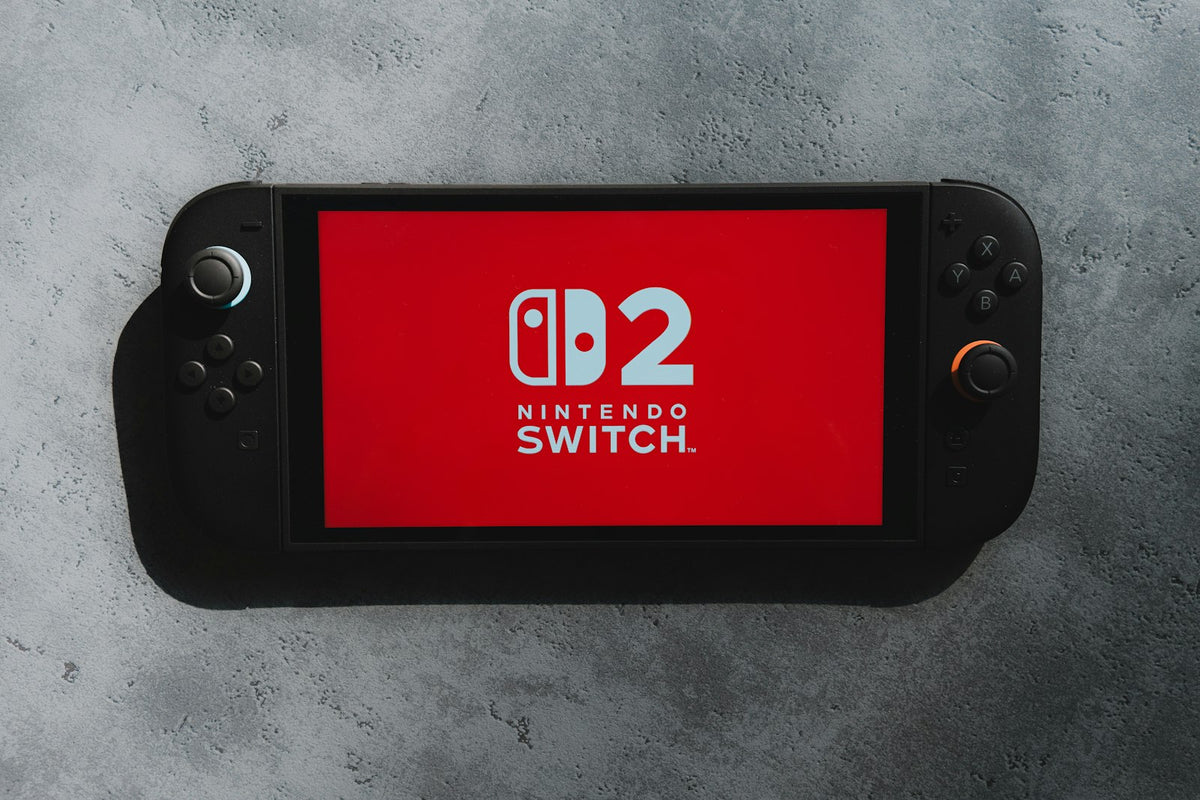 Consola Nintendo Switch 2 pousada, com o logotipo a vermelho no ecra, a nova consola que esta a gerar grande procura em 2026