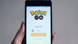 Ecra do Pokemon GO num telemovel, com o logotipo do jogo em grande destaque, formato panoramico