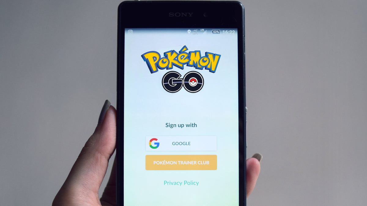 Ecra do Pokemon GO num telemovel, com o logotipo do jogo em grande destaque, formato panoramico