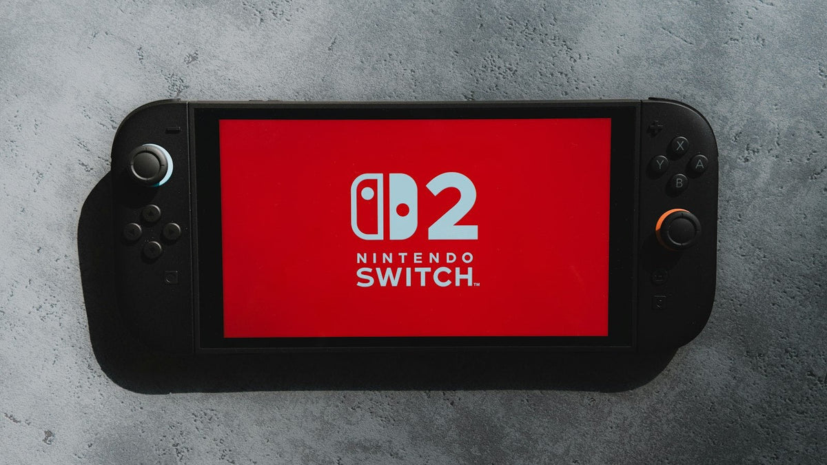 Consola Nintendo Switch 2 pousada, com o logotipo a vermelho no ecra, a nova consola que esta a gerar grande procura em 2026