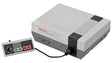Consola Nintendo Entertainment System (NES) com comando, a plataforma onde nasceram os recordes de Super Mario