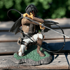 Figura Attack on Titan - Levi Ackerman - 15 cm - Capsule.pt