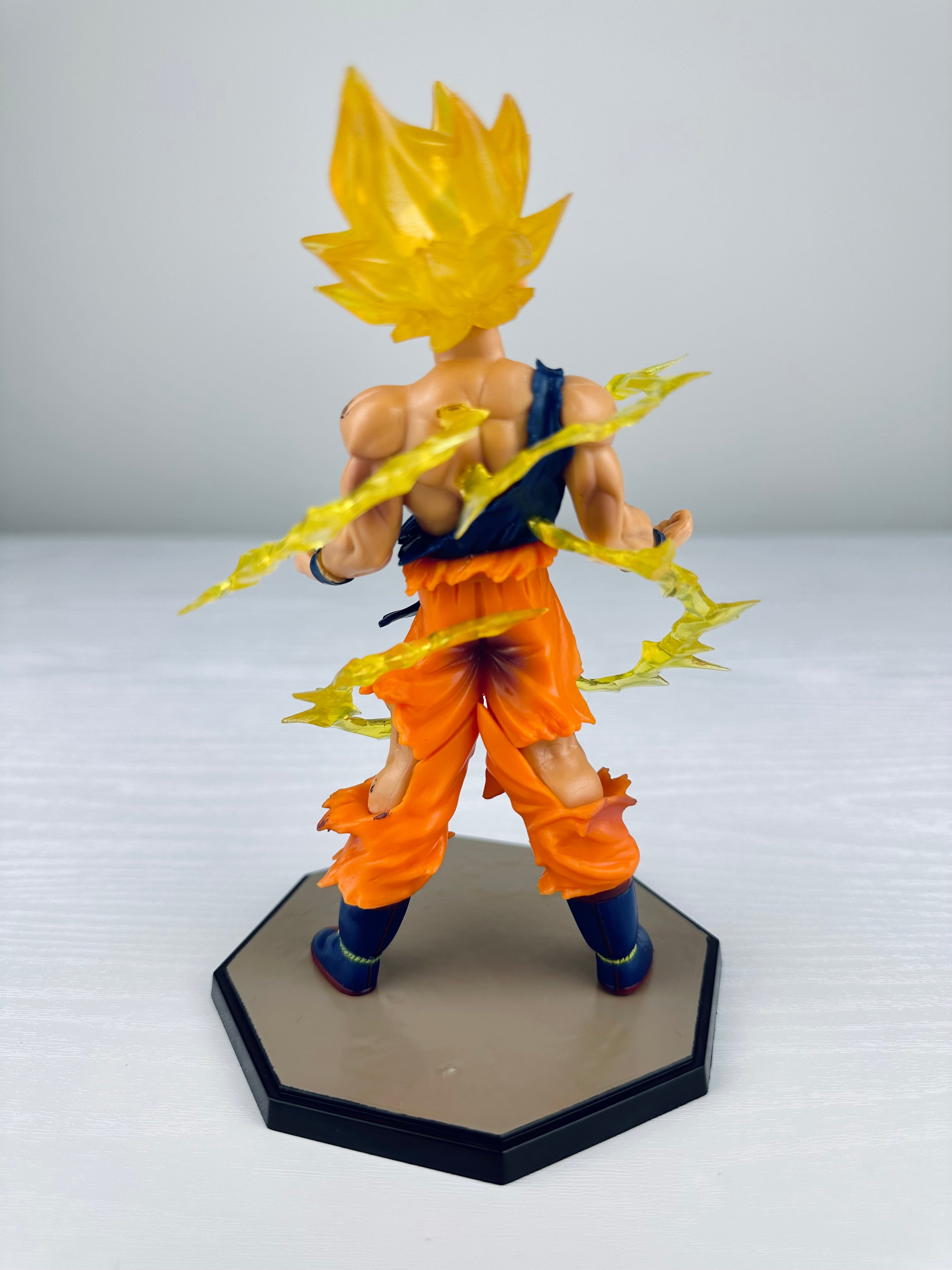 Figura Dragon Ball - Goku Super Saiyan - 16 cm