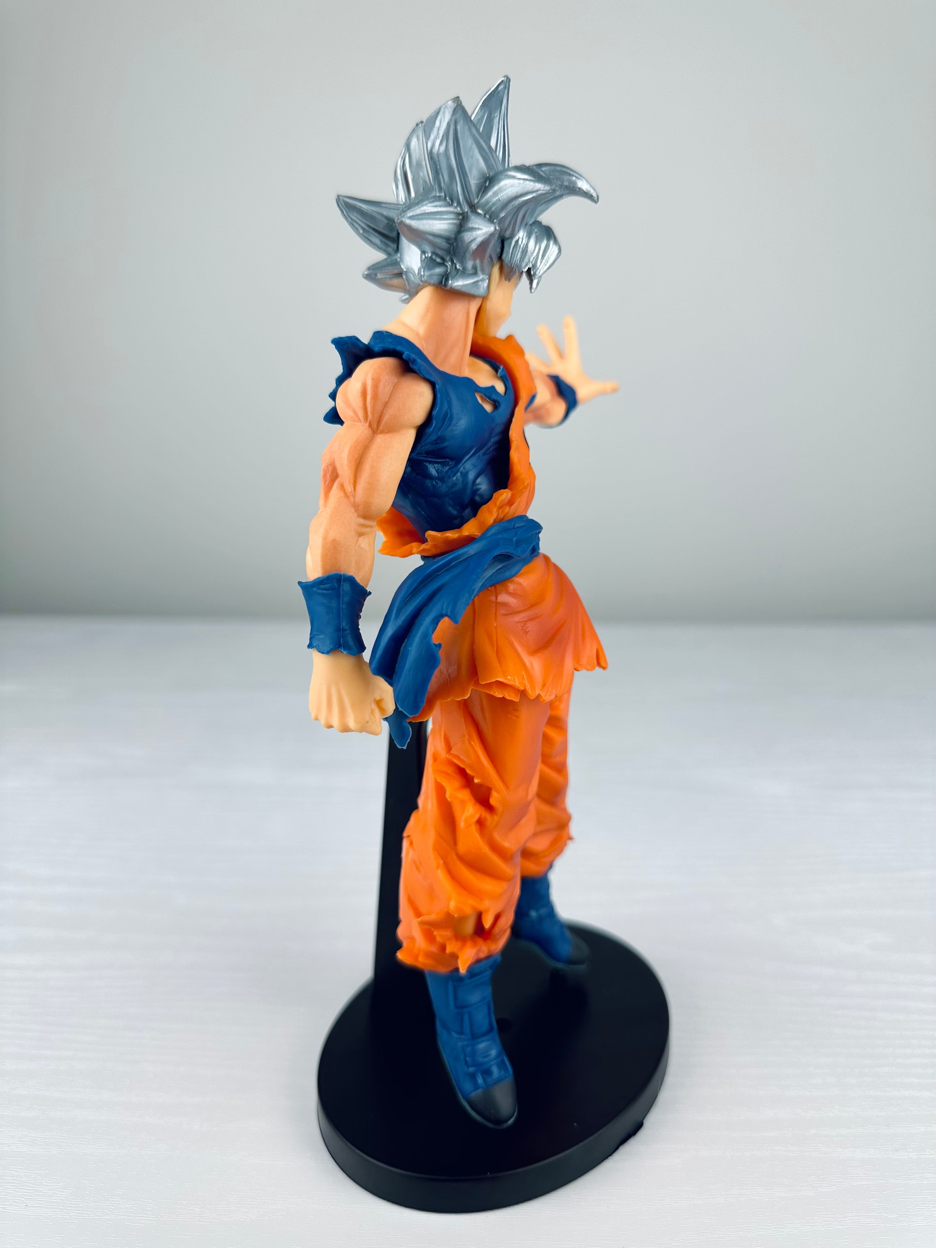 Figura Dragon Ball - Goku Ultra Instinct - 25 cm