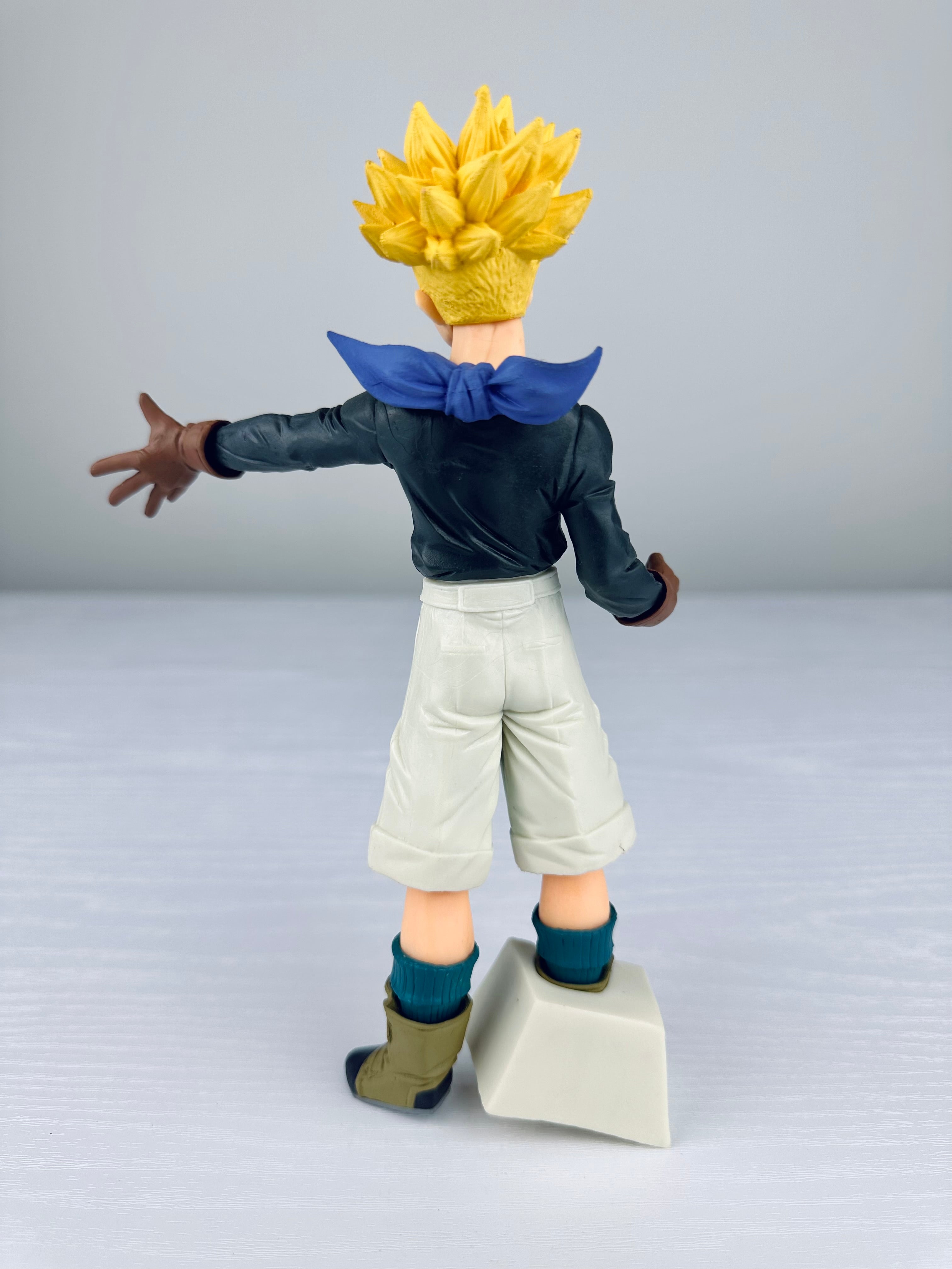 Figura Dragon Ball - Trunks Super Saiyan - 20 cm