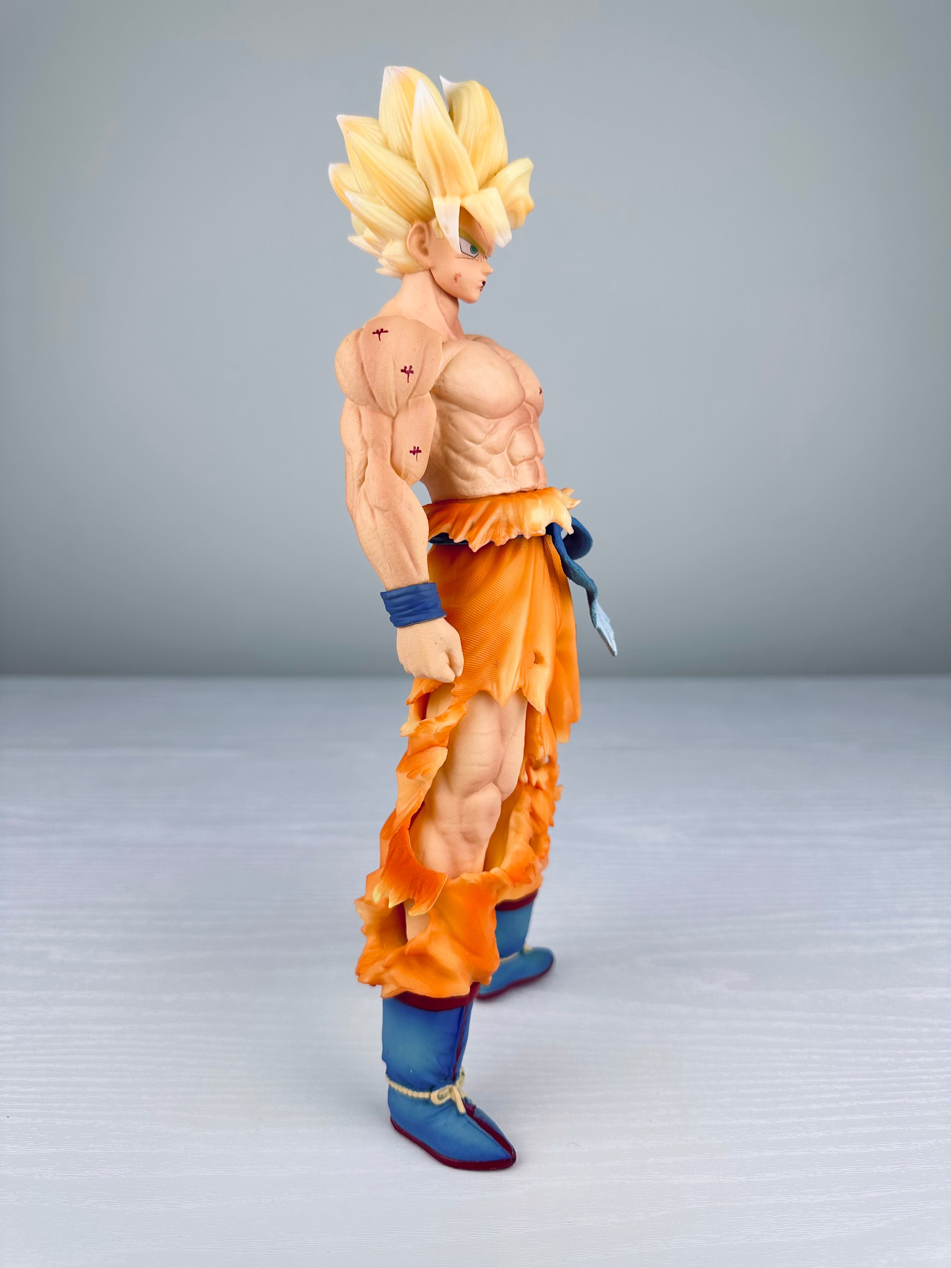 Figura Dragon Ball - Goku Super Saiyan - 28 cm