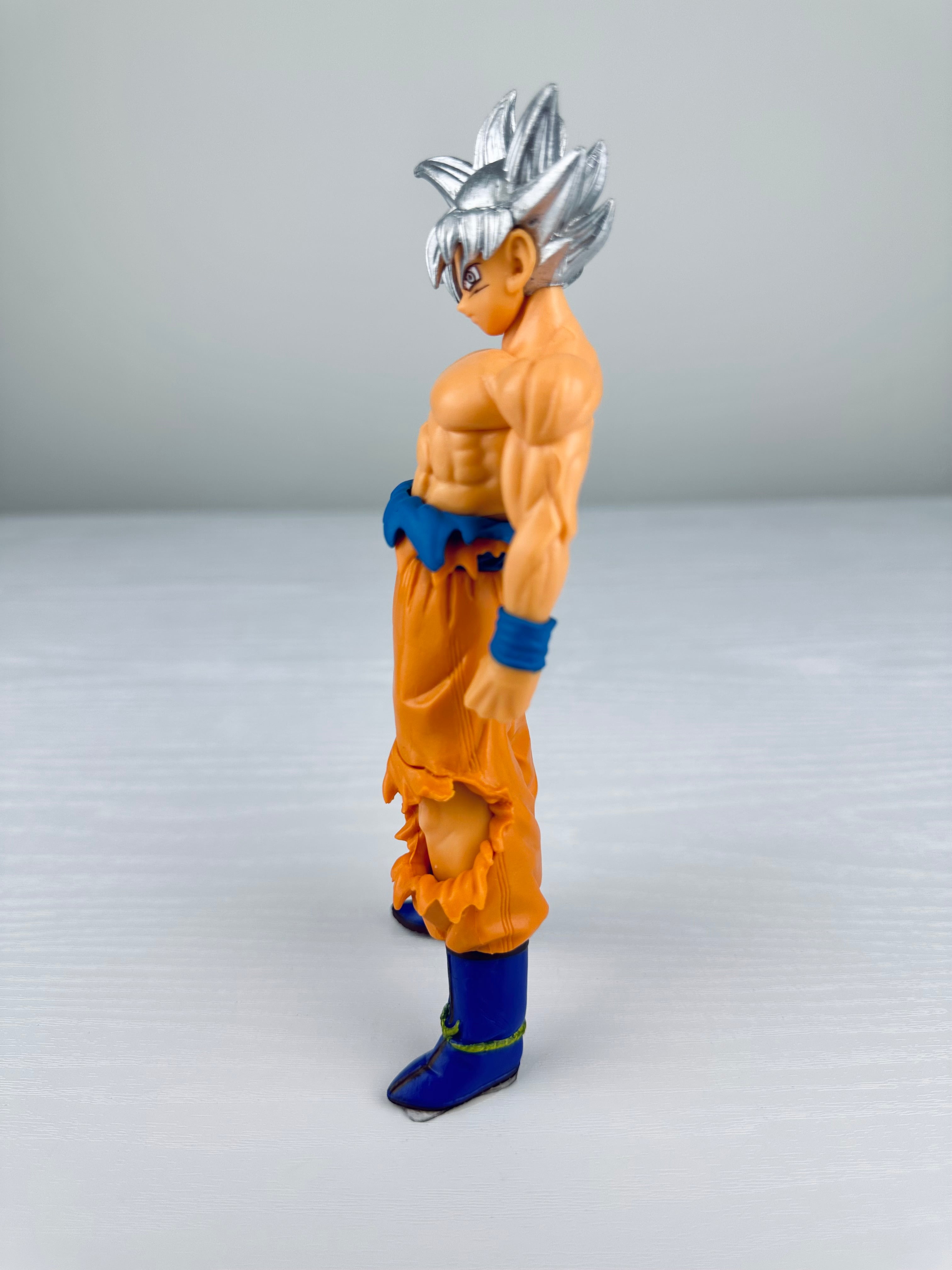 Figura Dragon Ball - Goku Ultra Instinto - 18 cm