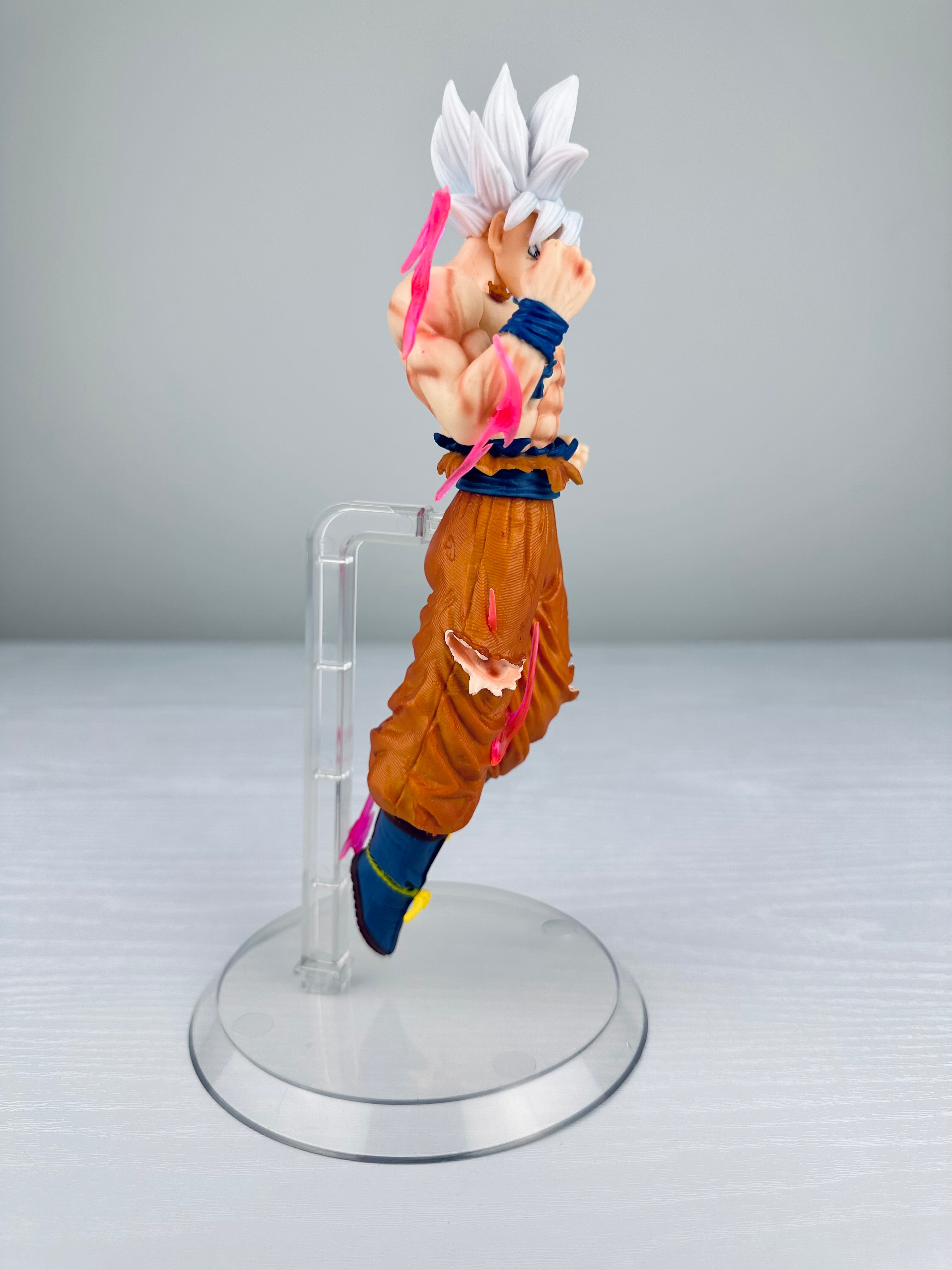 Figura Dragon Ball - Goku Ultra Instinto - 23 cm