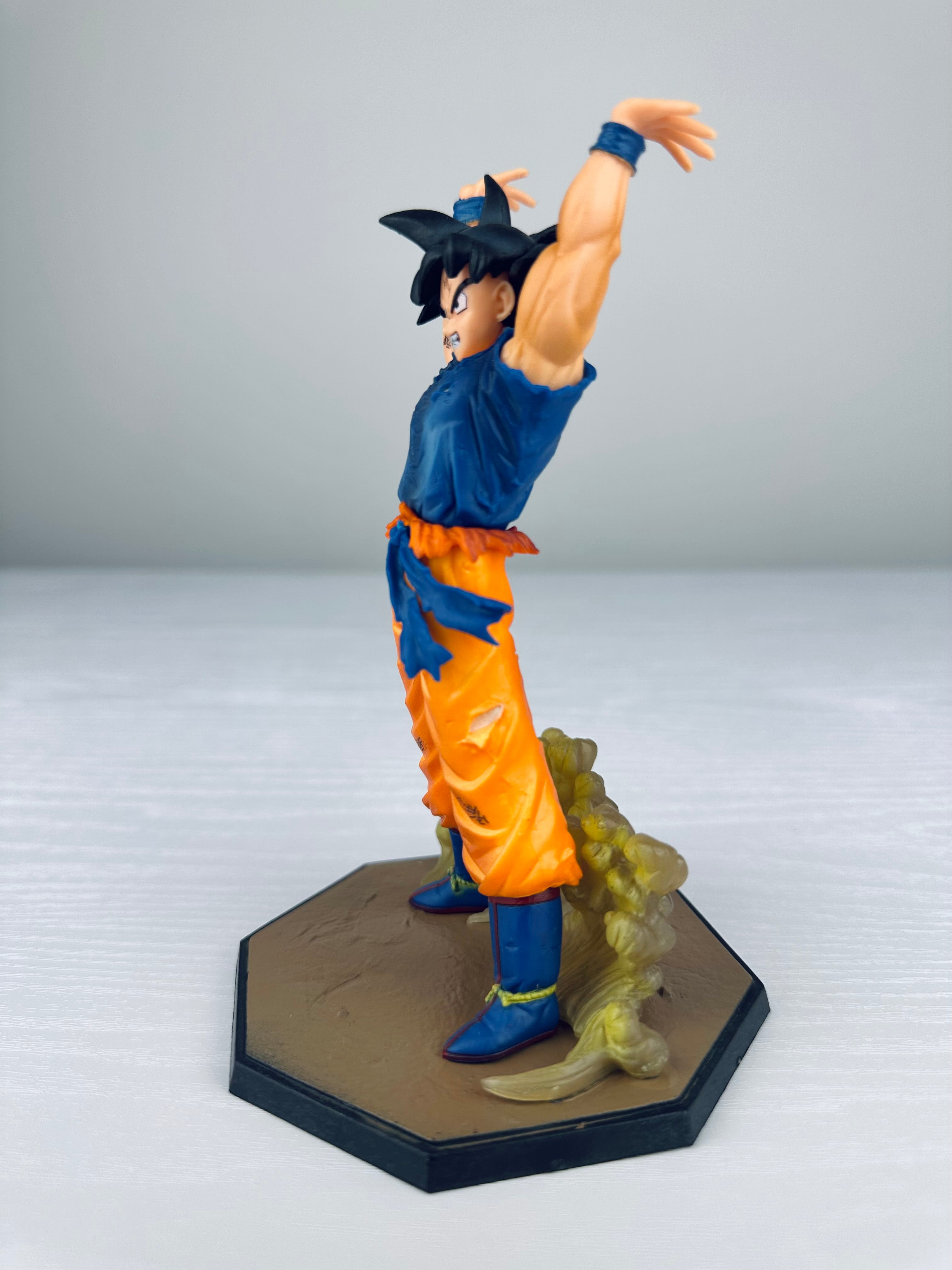 Figura Dragon Ball - Goku Genki Dama - 17 cm