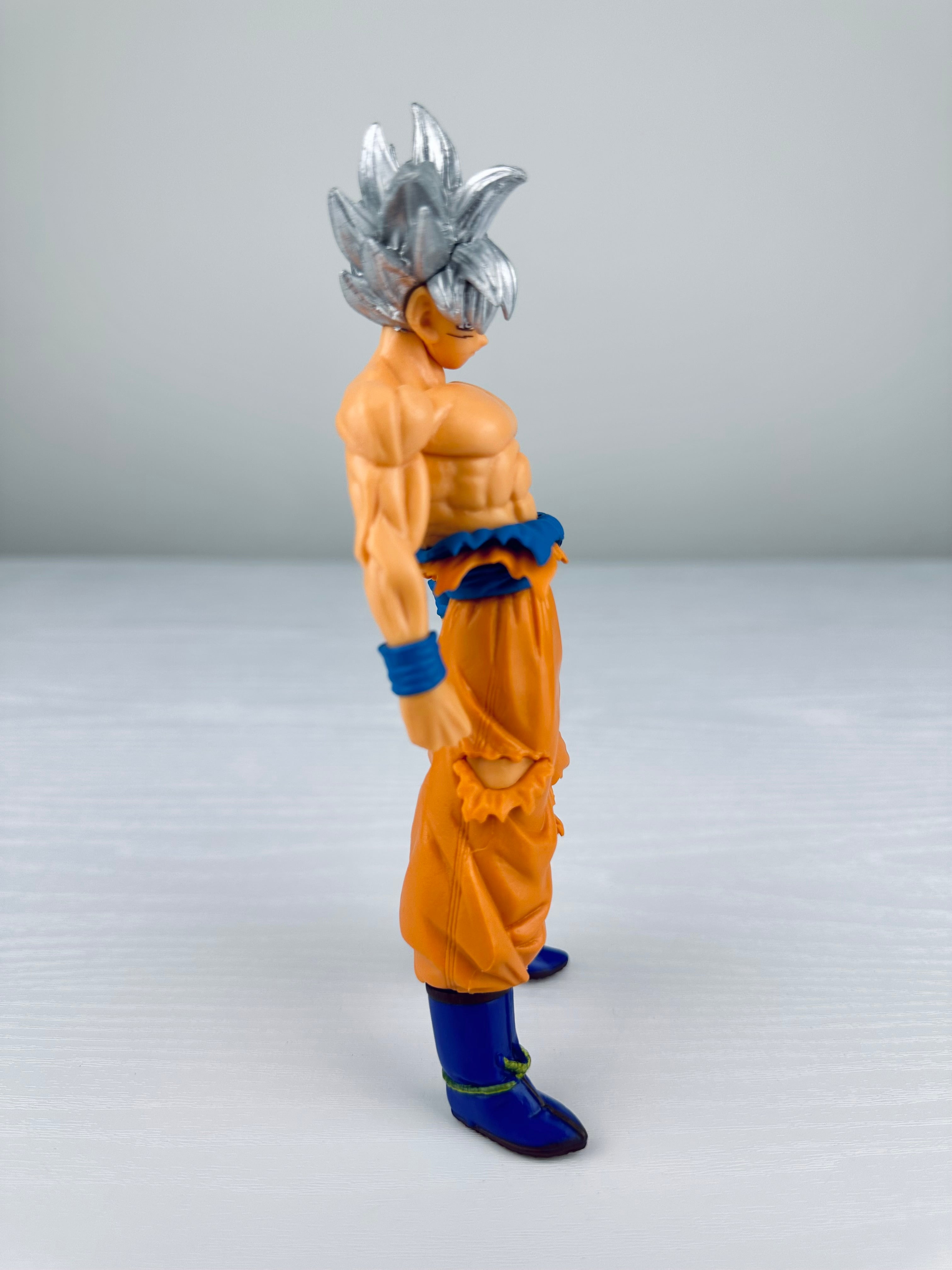 Figura Dragon Ball - Goku Ultra Instinto - 18 cm