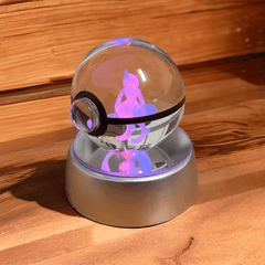 Pokébola de Cristal Mewtwo com Base LED - Capsule.pt