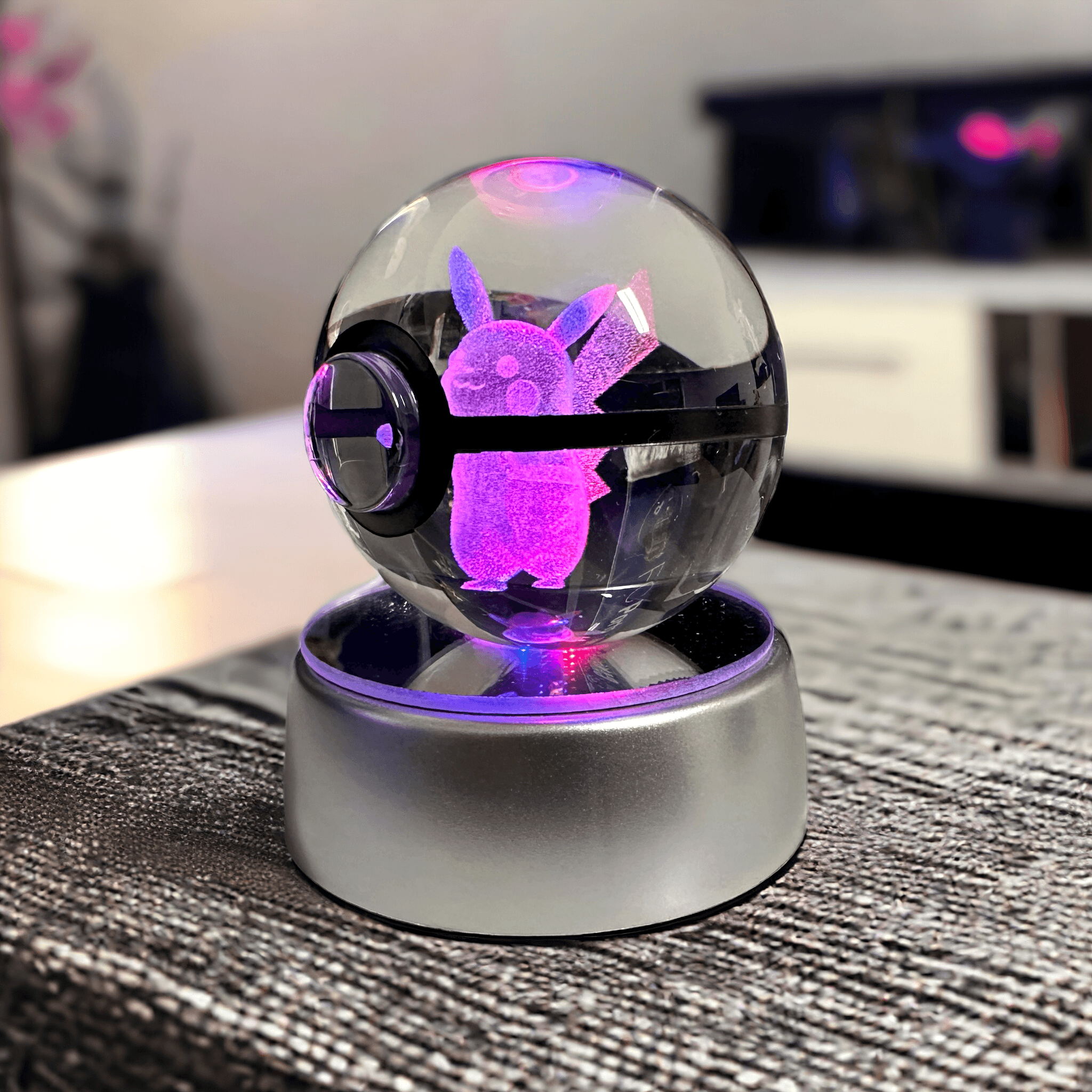 Pokébola de Cristal Pikachu com Base LED - Capsule.pt