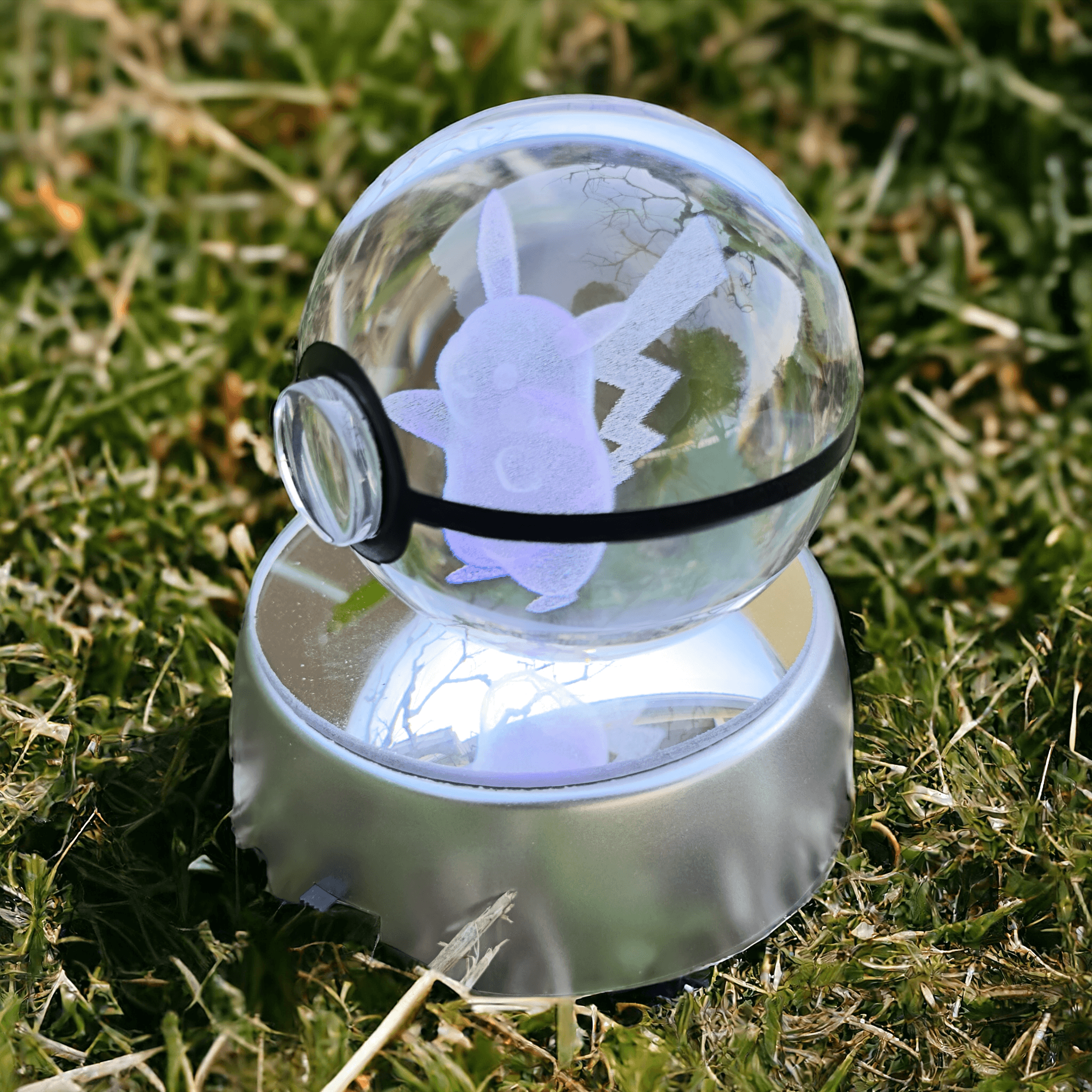Pokébola de Cristal Pikachu com Base LED - Capsule.pt